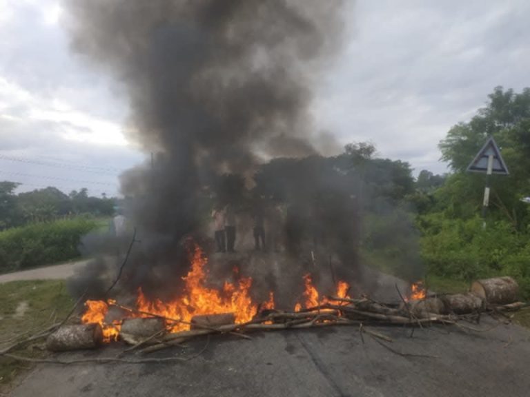 খাগড়াছড়িতে জুম্ম ছাত্র জনতার ডাকে সকাল সন্ধ্যা সড়ক অবরোধ চলছে