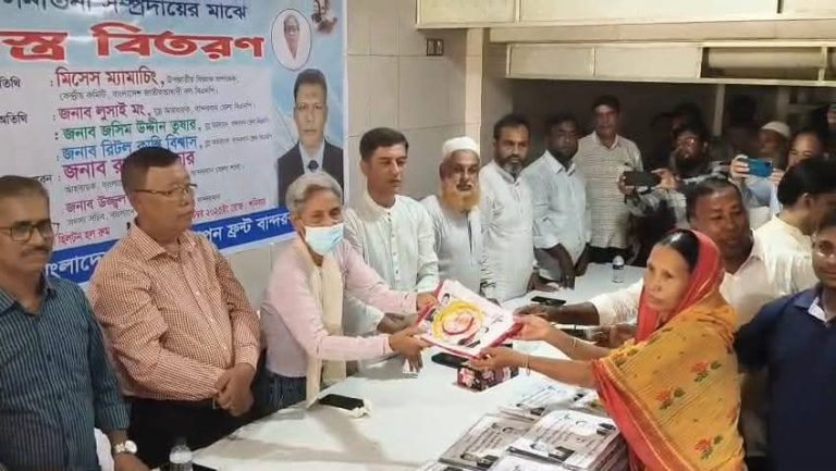 শারদীয়া দুর্গোৎসব উপলক্ষ্যে বান্দরবানে সনাতন সম্প্রদায় নর নারী মধ্যে বস্ত্র বিতরণ