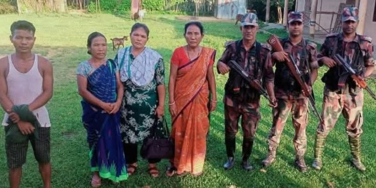 ‎চুনারুঘাট সীমান্তে ছিনতাইকারীর কবল থেকে তিন নারীকে উদ্ধার করল বিজিবি