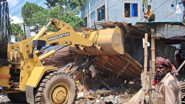 গাজীপুরের শ্রীপুরে উচ্ছেদ অভিযানে ব্যবসায়ীদের হামলা, সার্ভেয়ার আহত