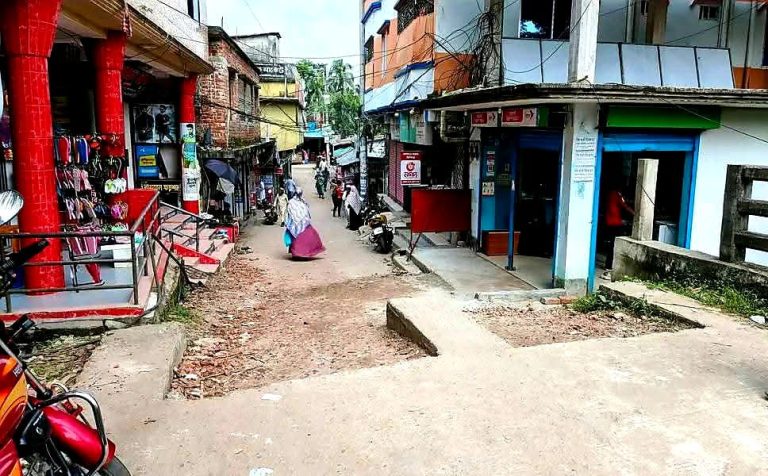 রাজাপুর বাজার ব্রিজের সংযোগ সড়ক না থাকায় দুর্ভোগ