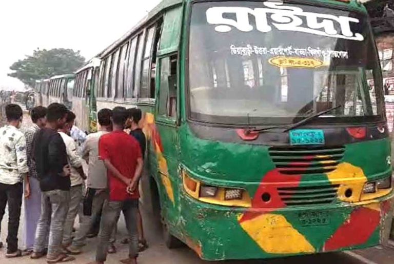 রাইদা বাসের ধাক্কায় হাত ভাঙল নারী পুলিশ কনস্টেবলের