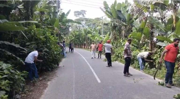 ঝালকাঠিতে যুবদলের উদ্যোগে সড়কের দুপাশ পরিস্কার