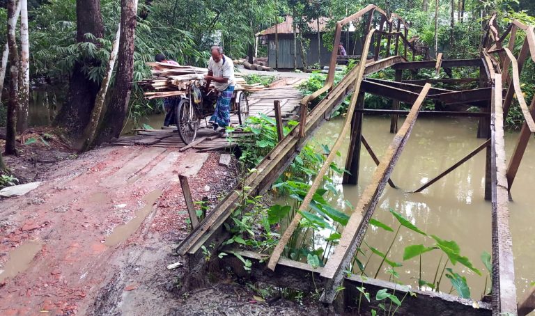 কাঁঠালিয়ায় উন্নয়ন বঞ্চিত চেঁচরী রামপুর ইউনিয়নবাসী