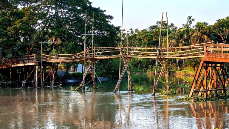 সাঁকো দিয়ে ব্রীজ পারাপার: ৬ বছরেও শেষ হয়নি ভোগান্তি