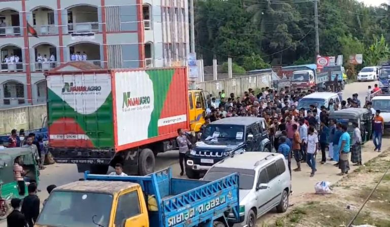 করেরহাটে বিএনপির ৩১ দফা লিফলেট বিতরণ কালে শাহীদ চৌধুরীকে বাঁধা