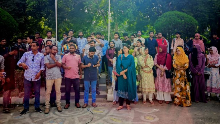 অশোভন মন্তব্যে ক্ষমা চাইলেন ইবি শিক্ষক, শিক্ষার্থীদের মানববন্ধন