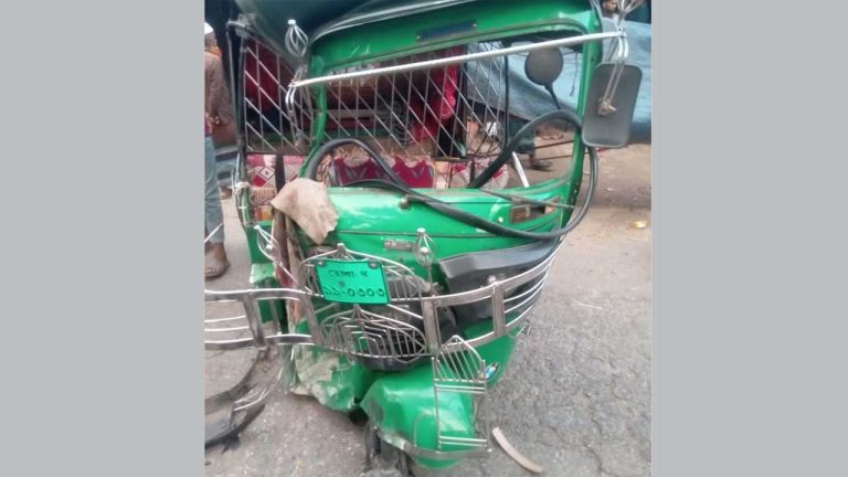 লালমোহনে অটোরিকশা-ট্রাক সংঘর্ষে নিহত ১, আহত ৪