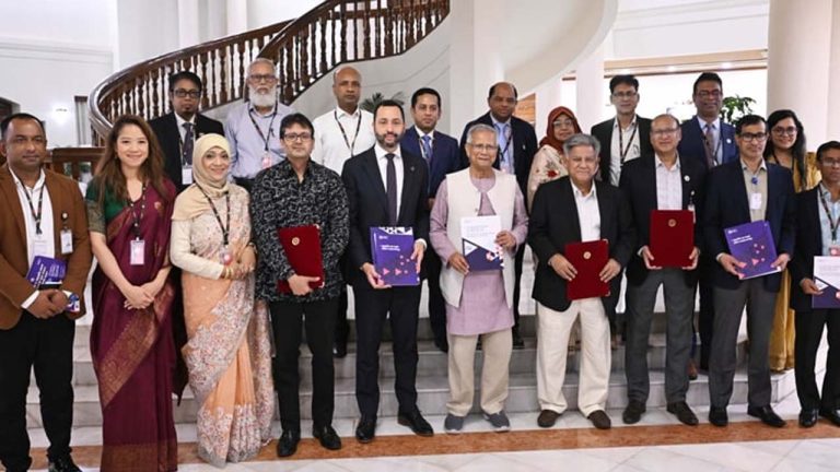 শ্রমজীবী মানুষের অধিকার আদায়ে স্মরণীয় দিন আজ : প্রধান উপদেষ্টা