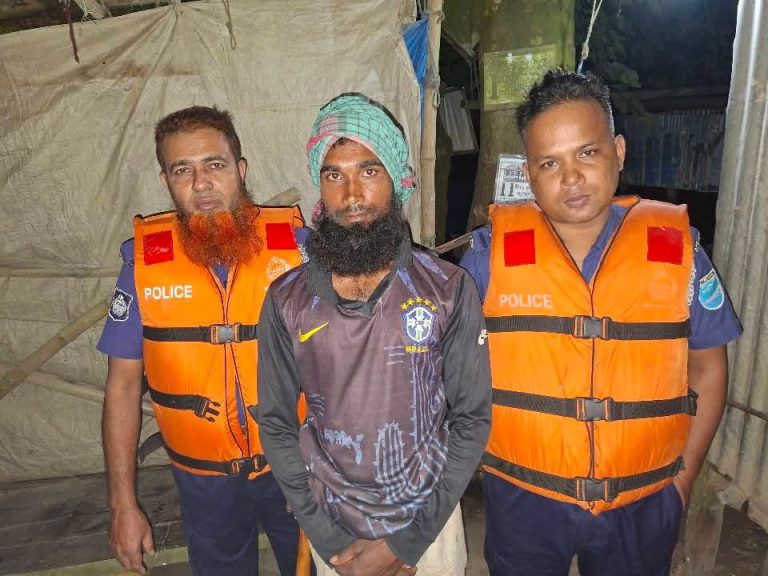 পদ্মা নদীতে মোবাইল কোর্টের অভিযানে ১ জেলেকে কারাদণ্ড