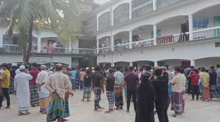নোয়াখালীতে মাদারাসায় ঘুমের মধ্যে ছাত্রকে জবাই করে হত্যা  