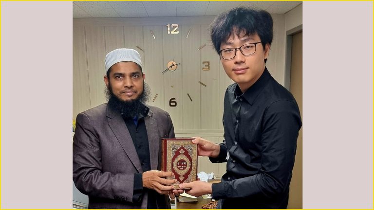 ইসলামী সংস্কৃতিতে মুগ্ধ হয়ে কোরিয়ান যুবকের ইসলাম গ্রহণ