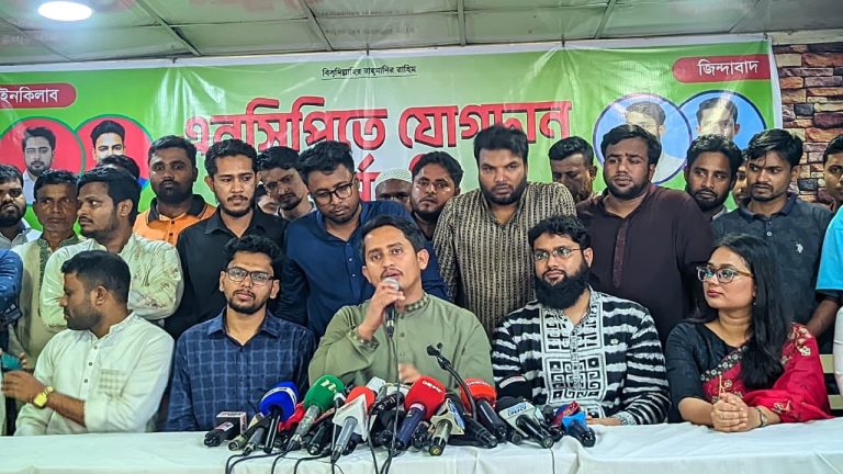 হাসিনাকে কোনো রাজনৈতিক দল মুখোমুখি দাঁড় করায় নাই