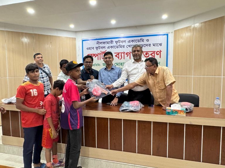 নীলফামারীতে ফুটবল একাডেমির খেলোয়াড়দের মাঝে স্পোর্টস ব্যাগ বিতরণ