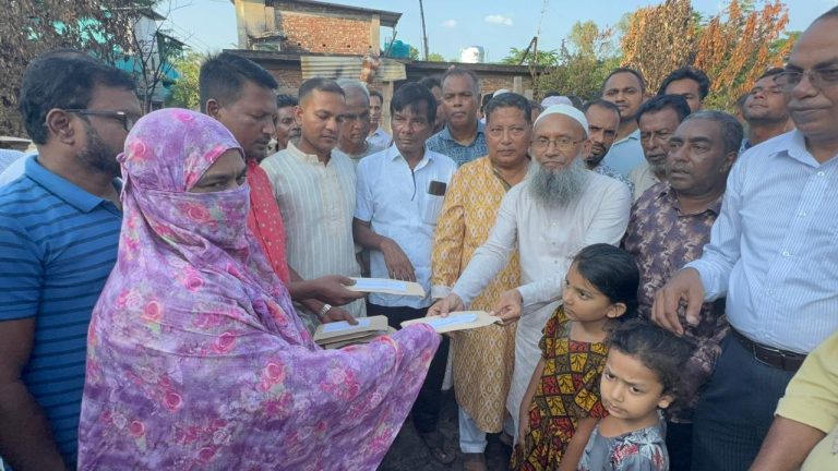 মিরসরাইয়ে অগ্নিকাণ্ডে ক্ষতিগ্রস্ত ১১ পরিবারের পাশে দাঁড়ালেন শাহীদ চৌধুরী