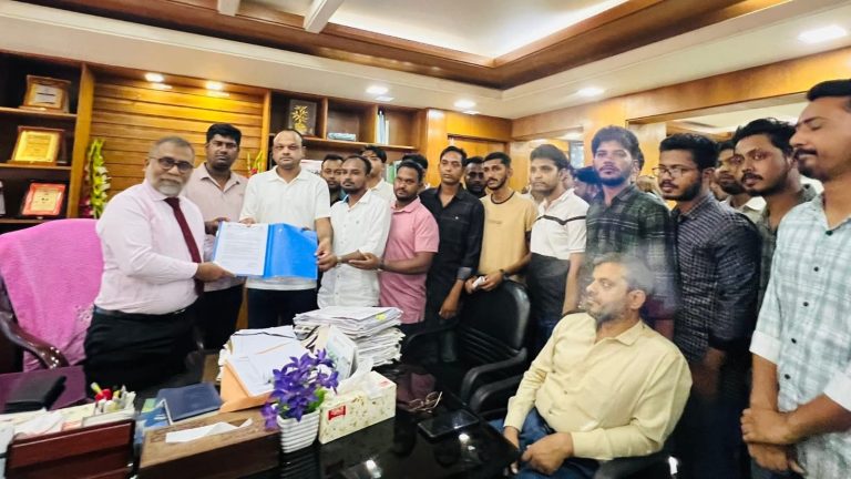 শাটডাউনের হুঁশিয়ারি দিয়ে সাত দফা দাবিতে ইবি ছাত্রদলের স্মারকলিপি প্রদান