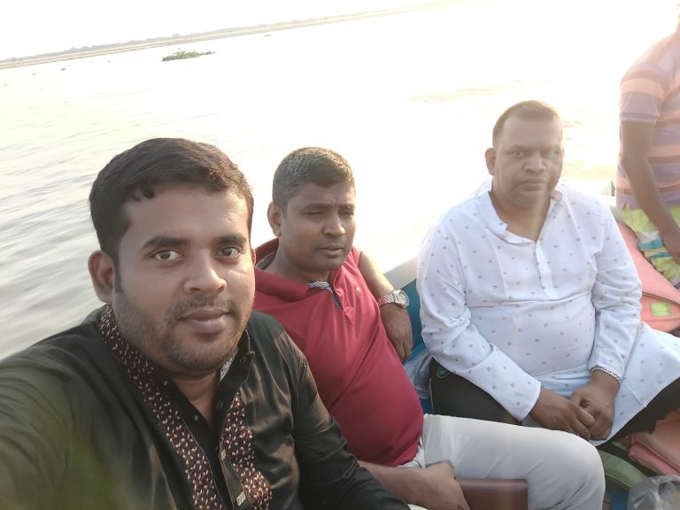 চরভদ্রাসনের ভোট কেন্দ্র পরিদর্শন করলেন অফিসার ইনচার্জ এবং ইউনিয়ন চেয়ারম্যান