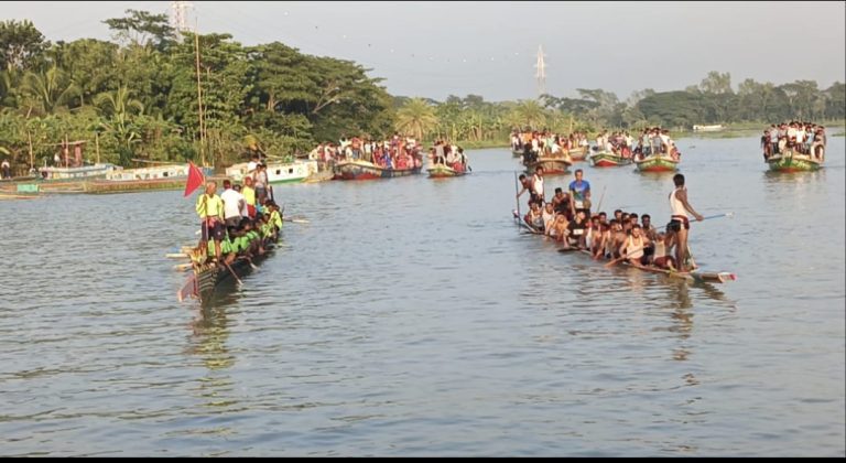 পিরোজপুরের কালিগঙ্গা নদীতে এক কিলোমিটার দীর্ঘ ঐতিহ্যবাহী নৌকা বাইচ