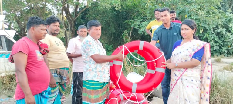 চরভদ্রাসনে প্রশাসনের পক্ষ হতে লাইফ জ্যাকেট ও বয়া বিতরণ