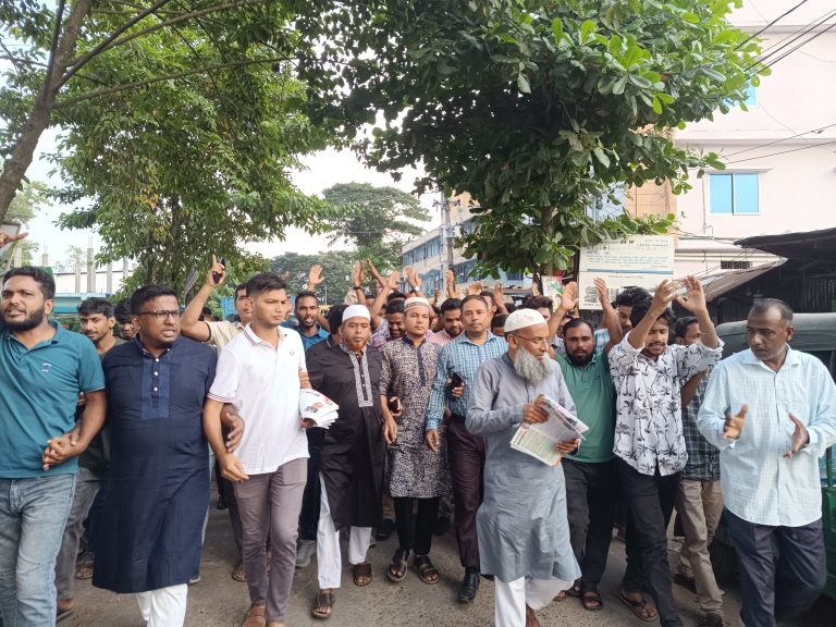 বড়তাকিয়ায় ৩১ দফা লিফলেট বিতরণ করছেন: শাহীদুল ইসলাম চৌধুরীর