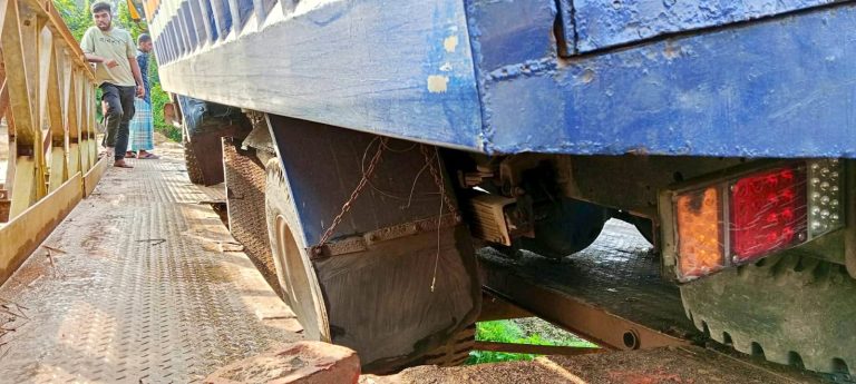 বেইলী সেতু ভেঙে লংগদু-দীঘিনালা সড়কে জনদূভোর্গ