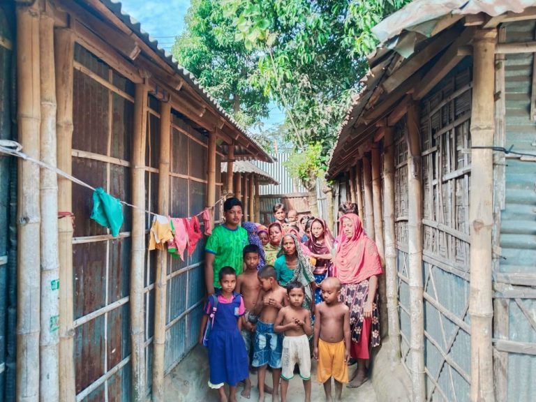 নীলফামারীতে চলাচলের একমাত্র রাস্তা বন্ধ বিপাকে ১৫টি পরিবার