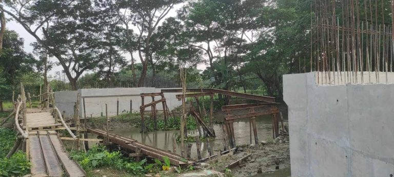 কাজ ফেলে পালিয়েছে ঠিকাদার, ৪ কোটি টাকার গার্ডার ব্রিজ এখন কাঠের সেতু