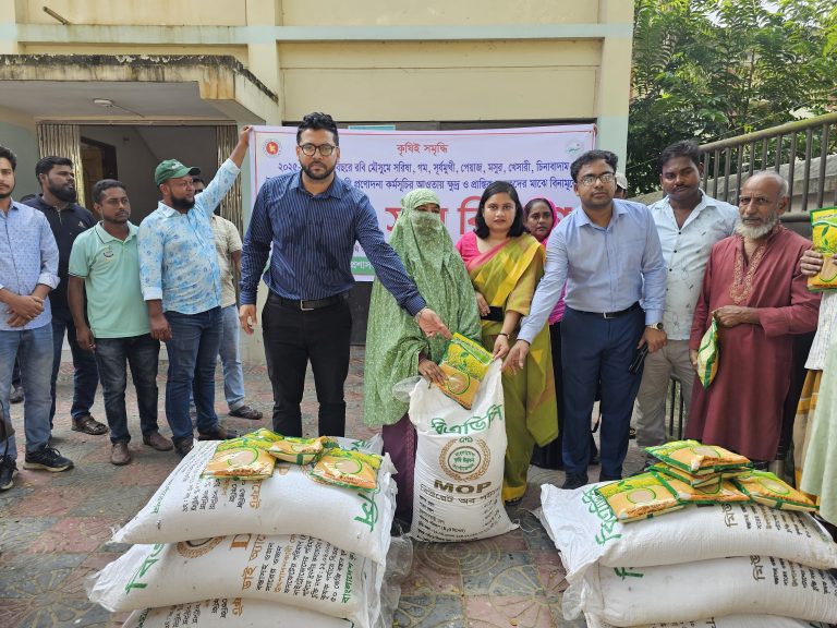 হরিরামপুরে কৃষকদের মাঝে বিনামূল্যে বীজ ও সার বিতরণ