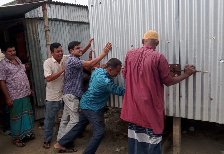 চরভদ্রাসনে সরকারি জায়গা থেকে অবৈধ টং দোকান উচ্ছেদ
