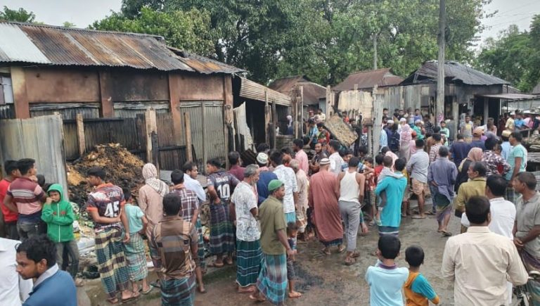 কুড়িগ্রামের কচাকাটা বাজারে ভয়াবহ অগ্নিকান্ড, কোটি টাকার ক্ষয়ক্ষতি