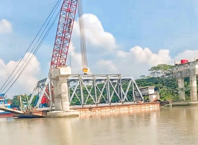 বরিশালে গোমা সেতুর নির্মাণ কাজ শেষের পথে, তৈরী হচ্ছে যোগাযোগের নতুন সম্ভাবনা