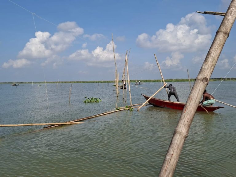 চরভদ্রাসনে পদ্মা নদীতে ভ্রাম্যমাণ আদালত পরিচালনা করে অবৈধ বাঁধ অপসারণ