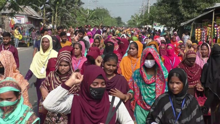 উত্তরা ইপিজেডের বন্ধ কারখানা খুলে দেওয়ার দাবিতে শ্রমিকদের বিক্ষোভ