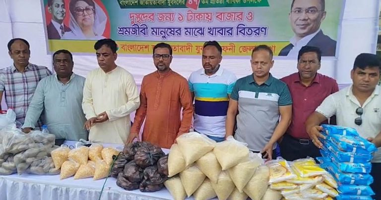 ফেনীতে দুস্থ ও শ্রমজীবীদের জন্য ১ টাকায় বাজার ও খাবার বিতরণ