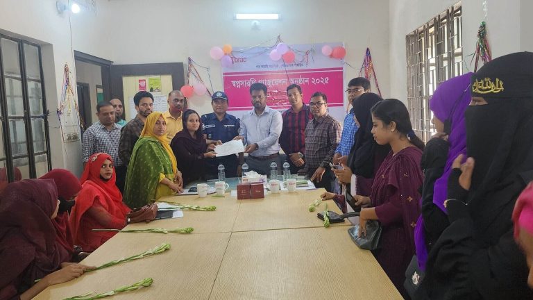 কাঠালিয়ায় আঠেরো পূর্ণ হওয়া কিশোরীদের নিয়ে ব্রাকের স্বপ্নসারথী গ্রাজুয়েশন ও শ্রীমনি অনুষ্ঠিত