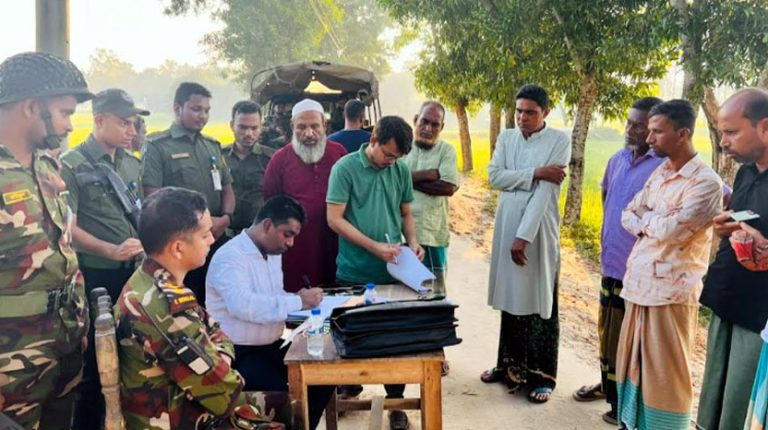 অবৈধ সিলিকা বালু উত্তোলনকালে আটক ৭