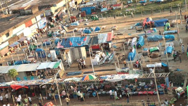 হকারমুক্ত সিলেটের সড়ক, লালদিঘিরপাড়ে জমে উঠছে ভাসমান বাজার