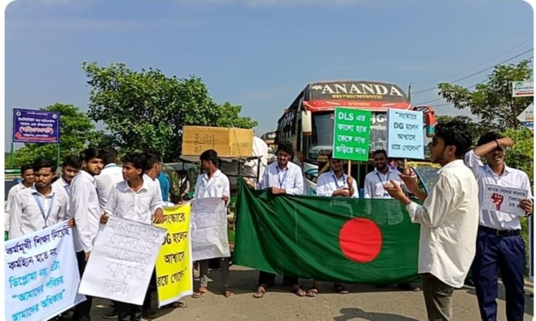 নাসিরনগরে আইএলএসটি শিক্ষার্থীদের সড়ক অবরোধ