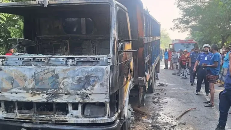 পদ্মা সেতুর সামনে আওয়ামী লীগের অবরোধে যান চলাচল বন্ধ, ট্রাকে আগুন