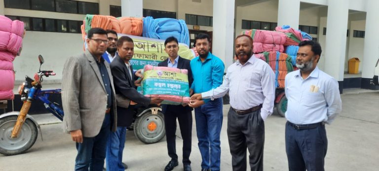 নীলফামারীতে আশার পক্ষ থেকে জেলা প্রশাসকের কাছে কম্বল হস্তান্তর