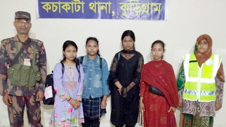 দালালের প্রলোভনে ভারতে যাওয়া চার তরুণীকে বিএসএফের হস্তান্তর