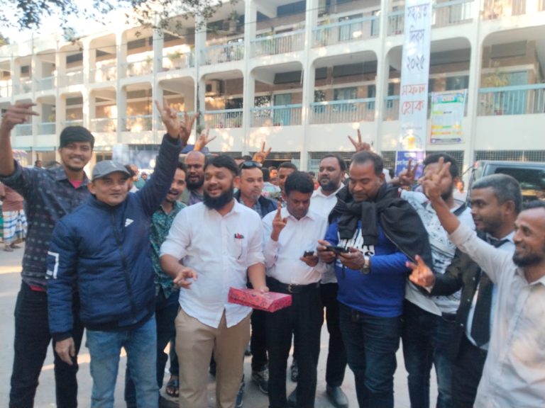 শেখ হাসিনার মৃত্যুদণ্ডের রায়ে নীলফামারীতে মিষ্টি বিতরণ