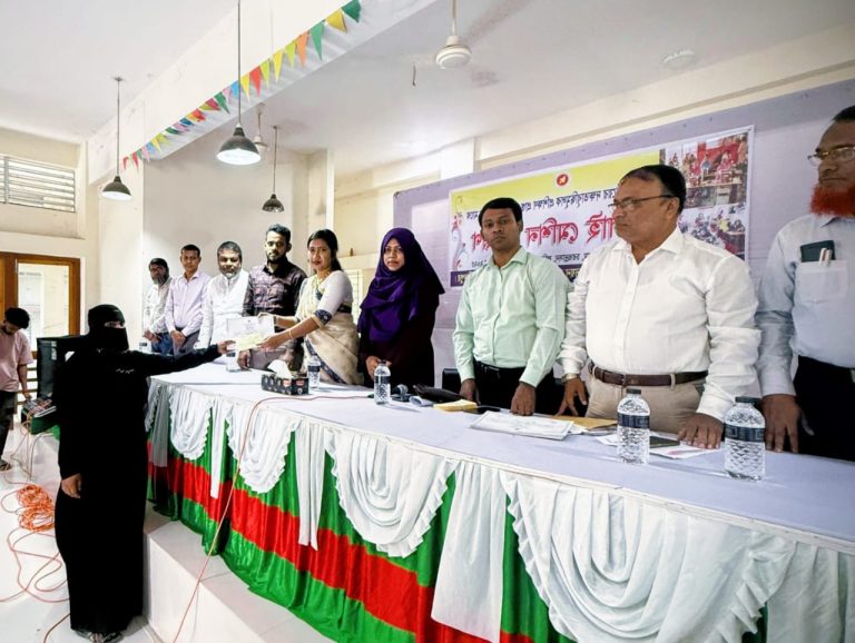 চরভদ্রাসনে ৫০ নারীর মধ্যে সেলাই মেশিন বিতরণ