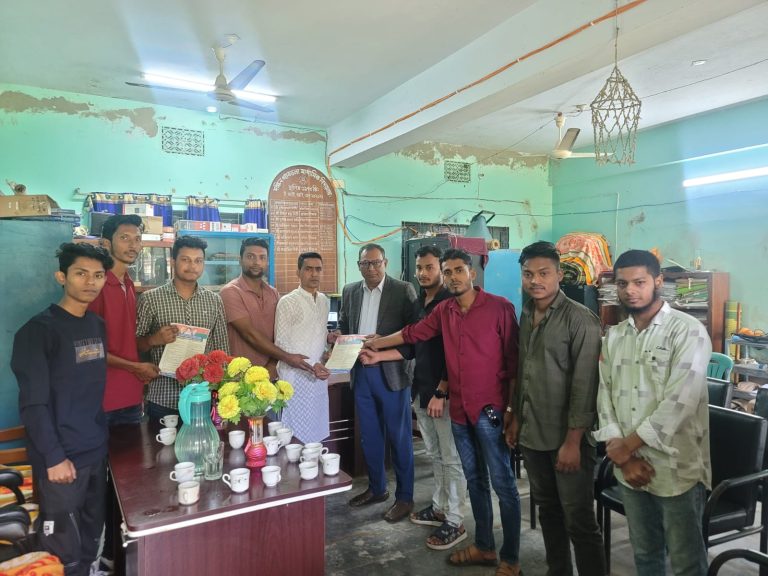 পিরোজপুরে তারেক রহমান ঘোষিত রাষ্ট্র কাঠামো মেরামতের ৩১ দফার লিফলেট বিতরণ