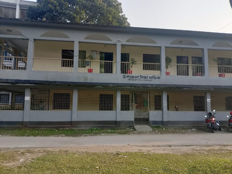 নীলফামারীতে দেরিতে বিদ্যালয়ে আসায় ১২৪ শিক্ষককে কারণ দর্শানোর নোটিশ