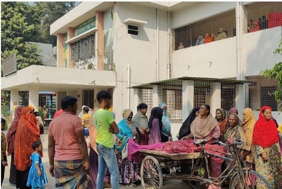 নাটোরের গুরুদাসপুরে কাজের সন্ধানে এসে সড়ক দুর্ঘটনায় প্রাণ হারালেন বৃদ্ধা   