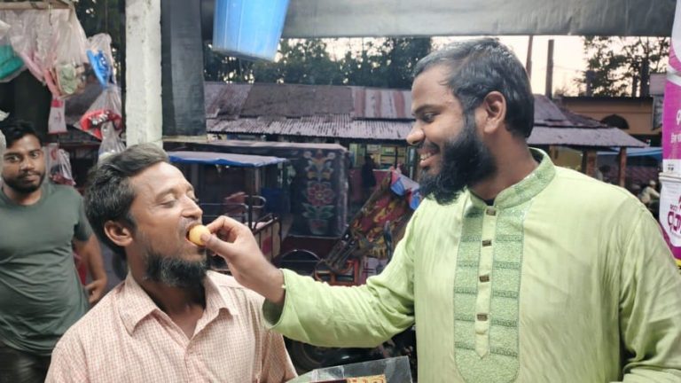 ফ্যাসিস্ট হাসিনার রায় ঘোষণার পর দ্য রেড জুলাই কুড়িগ্রাম এর পক্ষ থেকে মিষ্টি বিতরণ