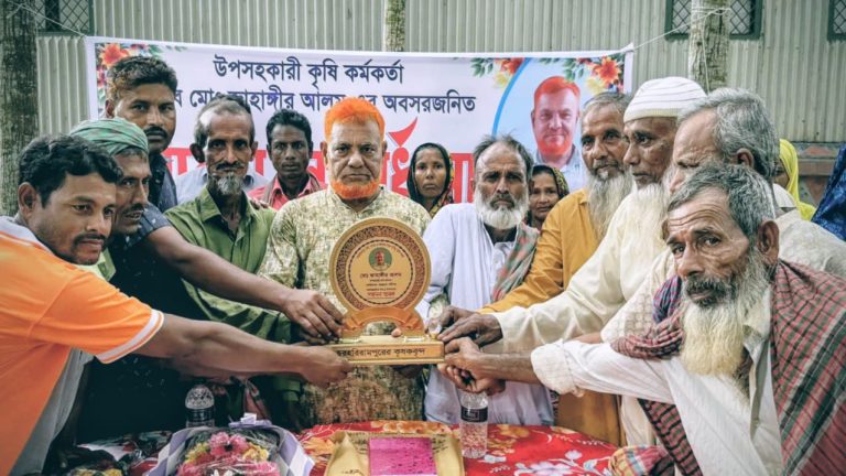চরভদ্রাসনে কৃষক সমাজের বিদায় সংবর্ধনা উপ-সহকারী কৃষি কর্মকর্তাকে