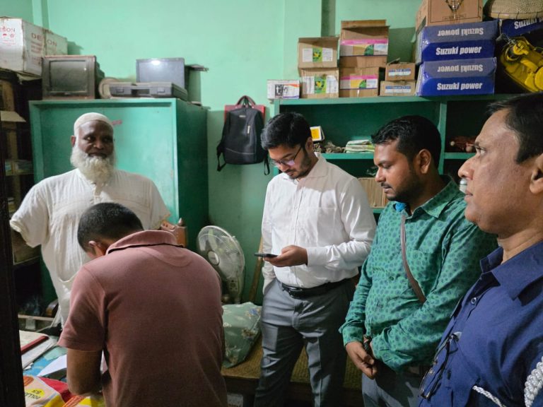 দৌলতপুরে সরকারি ভর্তুকি সার বেশি দামে বিক্রির দায়ে দুই ব্যবসায়ীকে জরিমানা