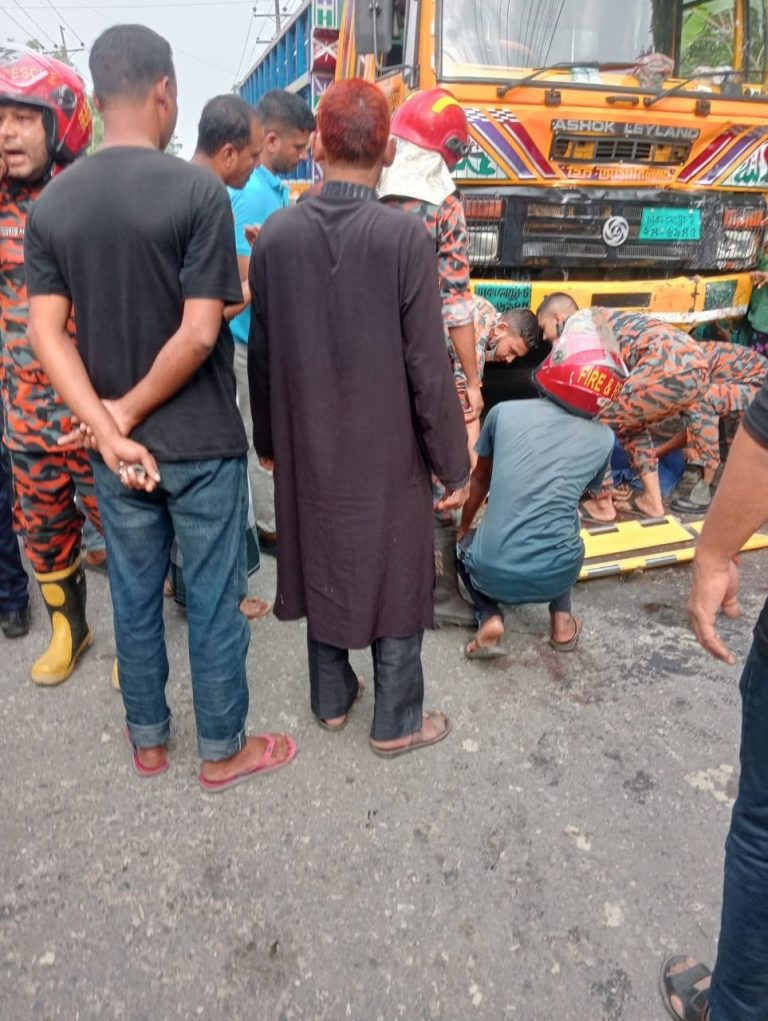 নোয়াখালীতে ট্রাকের চাপায় সিএনজির ৬ যাত্রী নিহত